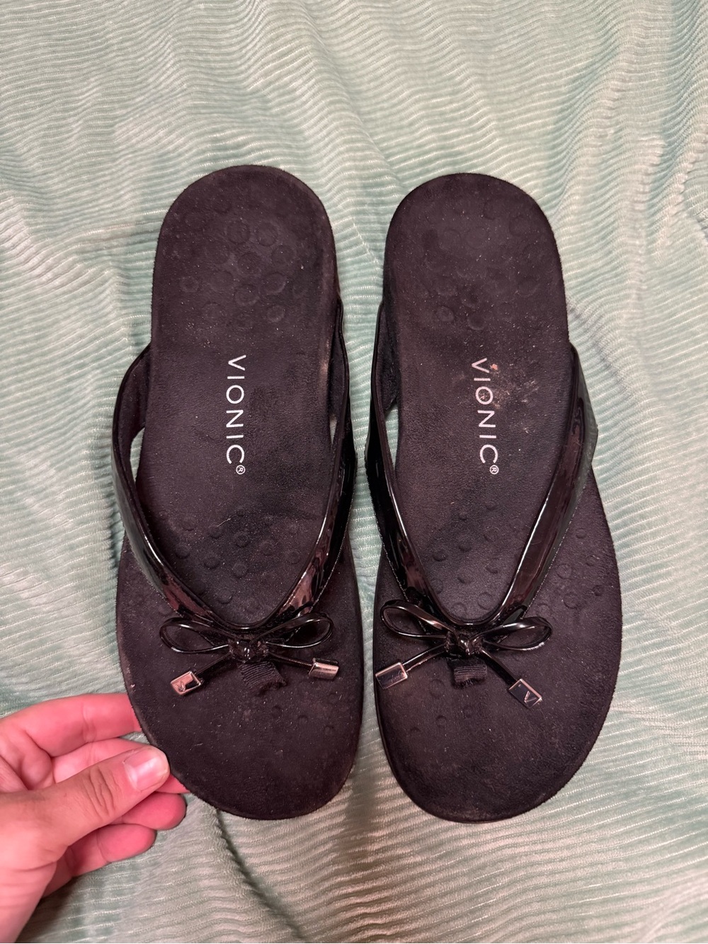 Vionic Black Patent Bow Thong Sandals